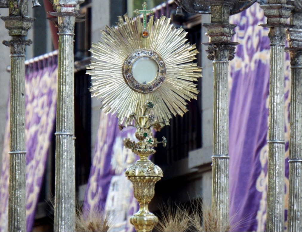 No centro do ostensório é encaixada a luneta, pequena peça geralmente circular e transparente que sustenta a hóstia consagrada e permite que ela fique visível aos fiéis. Em celebrações como a de Corpus Christi, o ostensório pode ser conduzido pelo sacerdote em procissões religiosas.