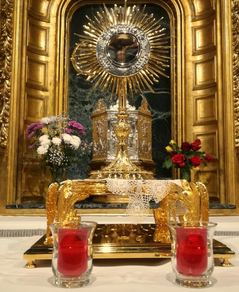 Algumas peças antigas podem ser confundidas com relicários, já que certos modelos apresentam formatos e ornamentações semelhantes. A principal diferença está na função: o relicário guarda ou exibe relíquias associadas aos santos, enquanto o ostensório é destinado à exposição da hóstia consagrada para veneração dos fiéis.