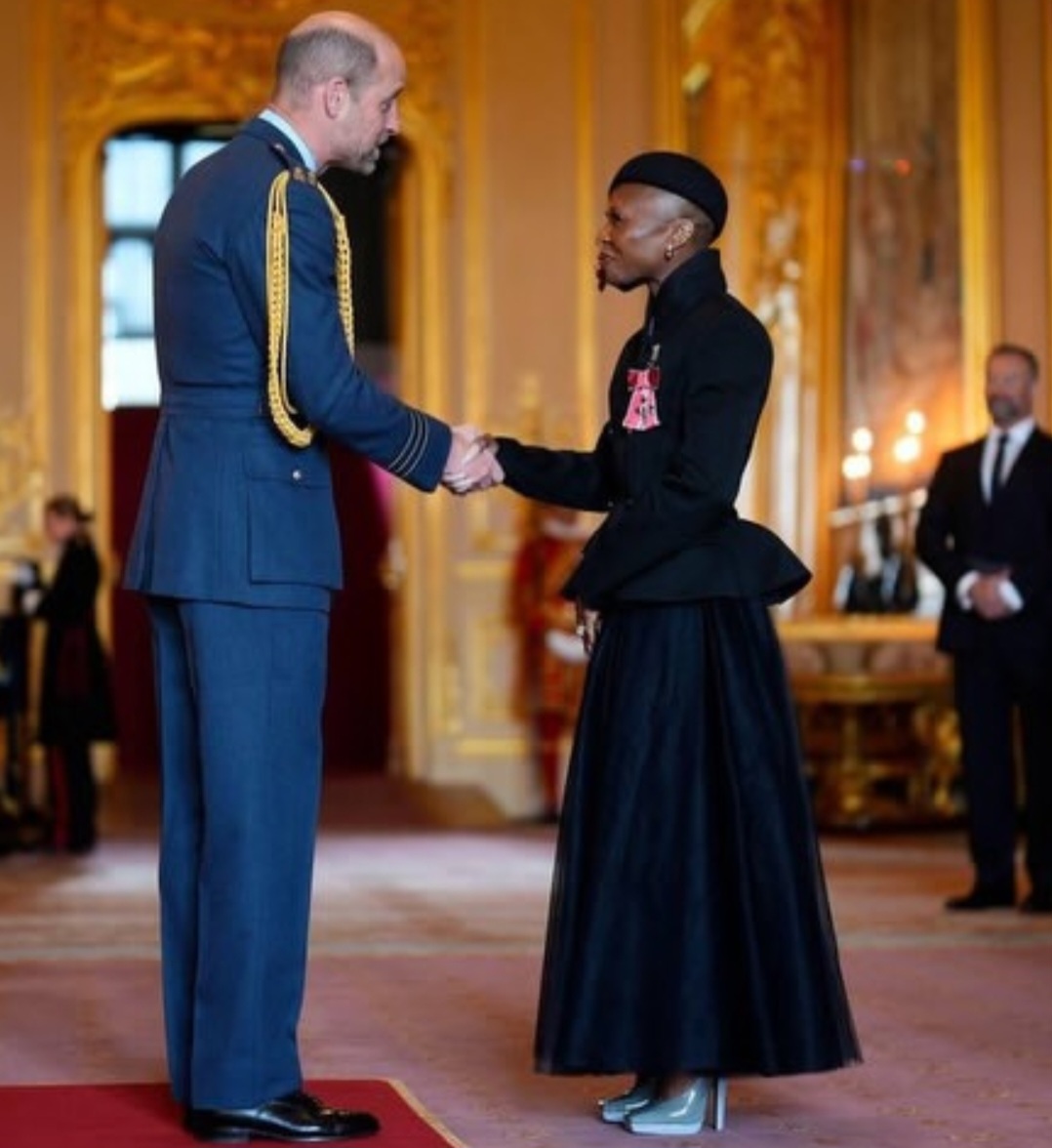 Esta não foi a primeira vez que a talentosa atriz de “Wicked” teve contato direto com representantes da monarquia britânica. Em 2024, Cynthia Erivo participou de um evento da Royal Academy of Dramatic Art no qual recepcionou o Rei Charles III e a Rainha Camilla.

