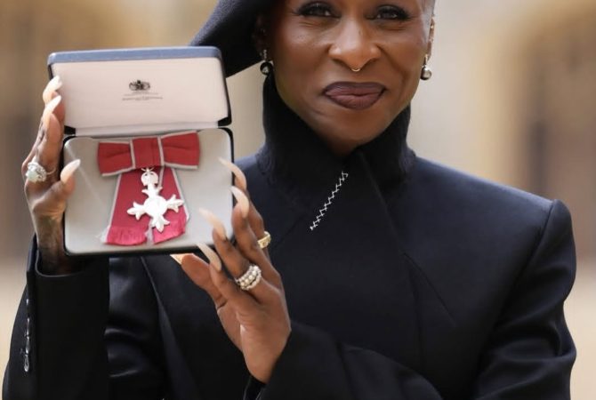 Cynthia Erivo recebe honraria da família real britânica em cerimônia conduzida pelo príncipe William