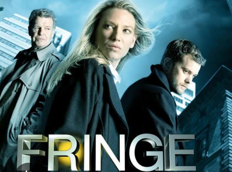 Fringe
A série usava laboratórios secretos, experimentos científicos extremos e teorias sobre universos paralelos apresentados de forma quase documental. Diversos projetos e pesquisas citados pareciam reais, mas foram inventados para a narrativa.