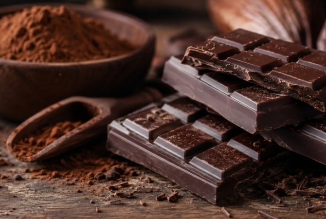 Chocolate amargo virou destaque entre especialistas: veja por que versões com mais cacau são consideradas mais saudáveis