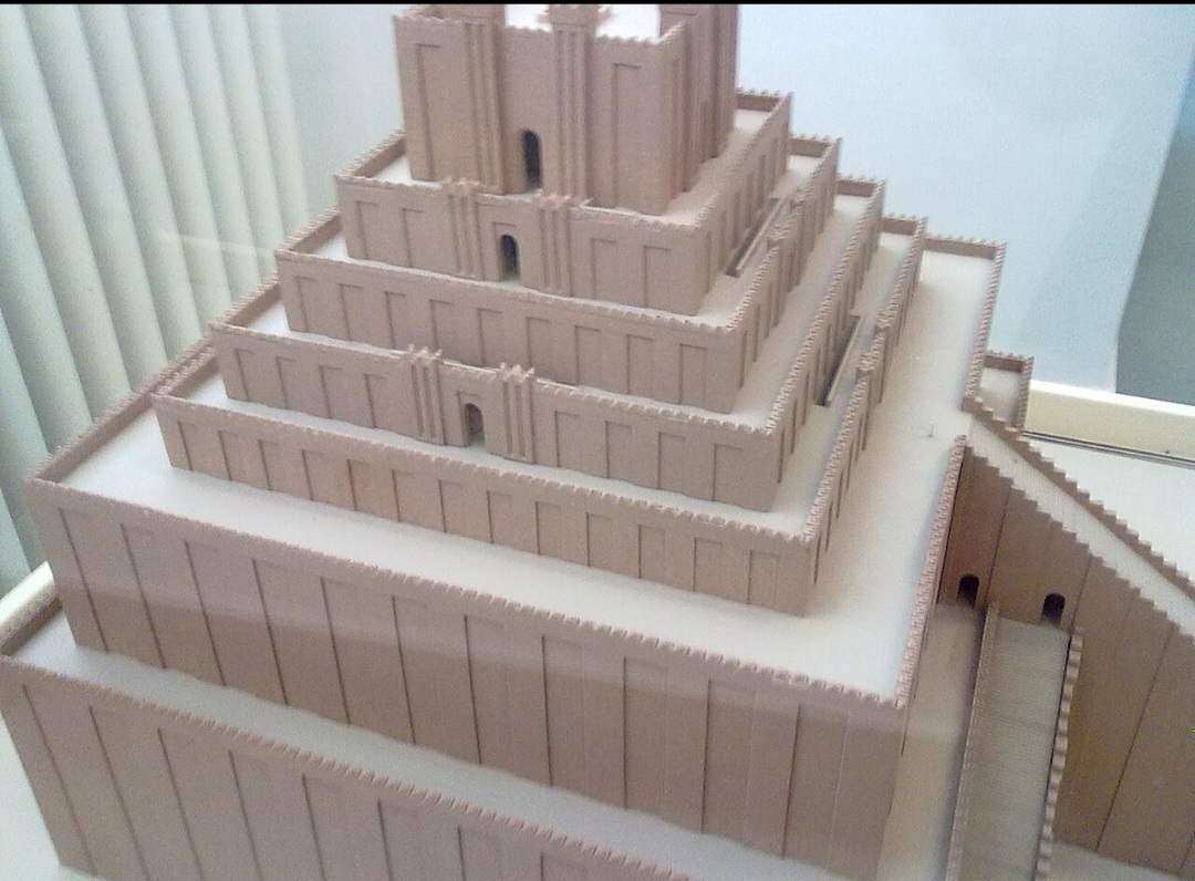 Um dos edifícios mais citados nas teorias sobre Babel é o zigurate Etemenanki, ligado à antiga Babilônia. Historiadores afirmam que a construção impressionava viajantes da Antiguidade e pode ter inspirado parte da tradição bíblica.