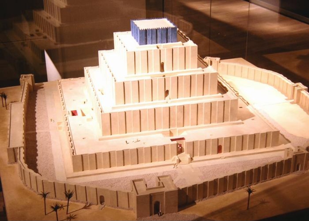 Muitos pesquisadores associam a Torre de Babel aos zigurates, construções monumentais erguidas pelos povos mesopotâmicos. Essas estruturas em formato de pirâmide escalonada eram usadas em cerimônias religiosas e podiam alcançar grandes alturas para a época.