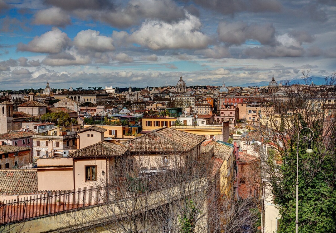 Mesmo com o aumento do turismo internacional, Trastevere ainda mantém mercados locais, pequenos estabelecimentos familiares e espaços frequentados por moradores da própria cidade. Isso ajuda a preservar parte da atmosfera tradicional do bairro.