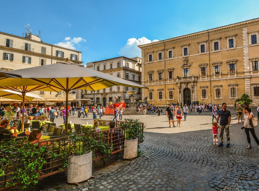 O bairro também ficou famoso pelos restaurantes e trattorias que servem pratos tradicionais da culinária romana. Massas, pizzas, receitas com queijo pecorino e sobremesas italianas aparecem entre os destaques procurados pelos turistas que visitam a região.