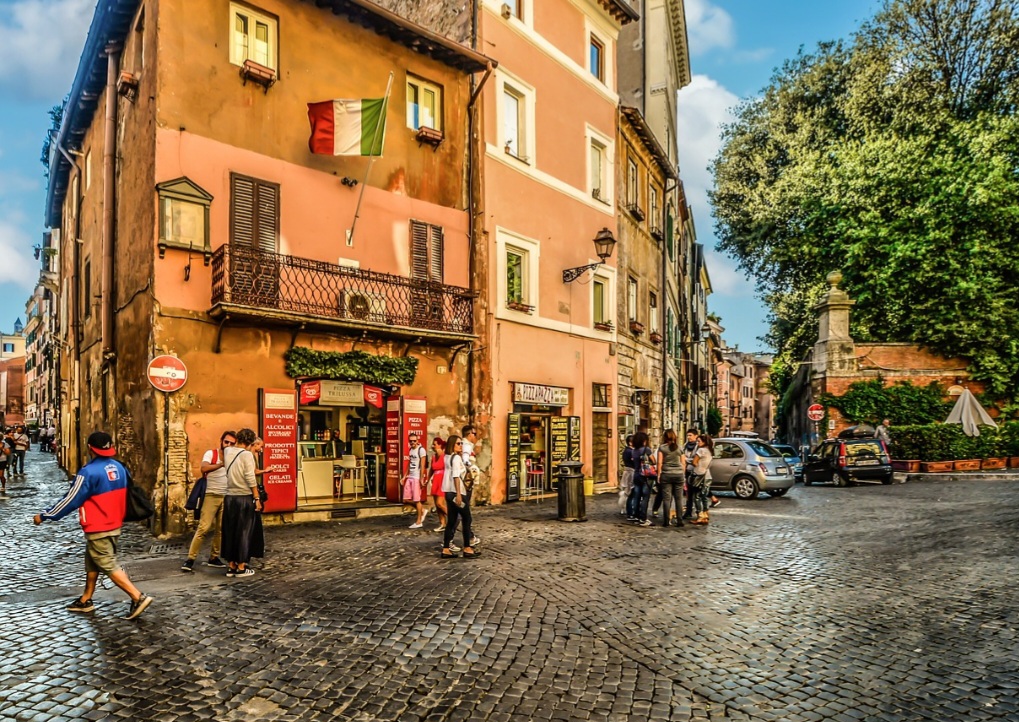 Uma das características mais conhecidas de Trastevere são as vias de paralelepípedo cercadas por prédios antigos. Muitas construções preservam fachadas históricas, janelas pequenas e varandas decoradas com plantas, criando um visual associado à imagem clássica de Roma.