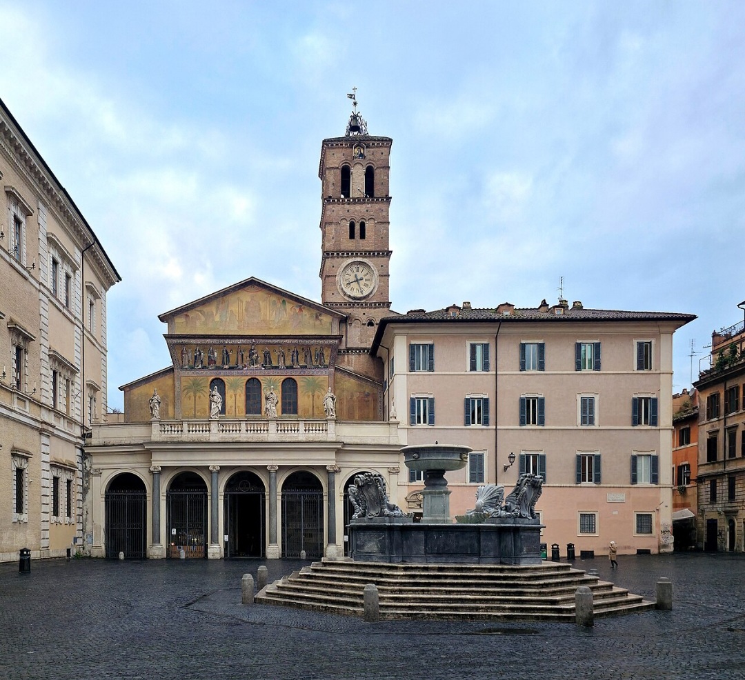 Entre os pontos mais conhecidos está a Basílica de Santa Maria in Trastevere. Considerada uma das igrejas mais antigas de Roma, ela chama atenção pelos mosaicos dourados e pela praça movimentada ao redor, frequentada por moradores e visitantes.