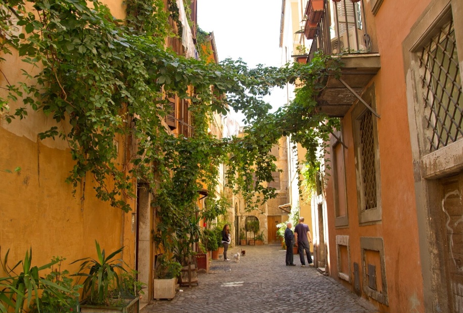 A região também é conhecida pelas pequenas vielas que muitas vezes surpreendem turistas com praças escondidas, fontes antigas e edifícios históricos. Esse aspecto contribuiu para que Trastevere ganhasse fama de bairro “mais autêntico” da cidade.