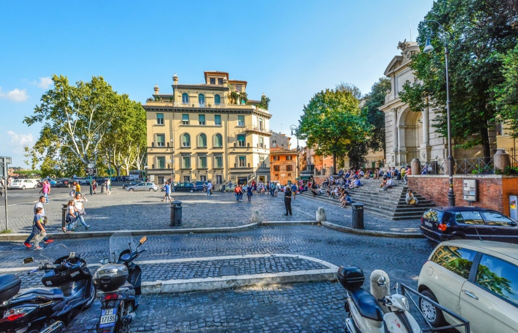 Durante o dia, Trastevere costuma ter clima mais tranquilo e movimentação ligada ao turismo cultural. Já à noite, bares, cafés e apresentações de músicos de rua transformam a área em um dos principais polos de vida noturna da capital italiana.