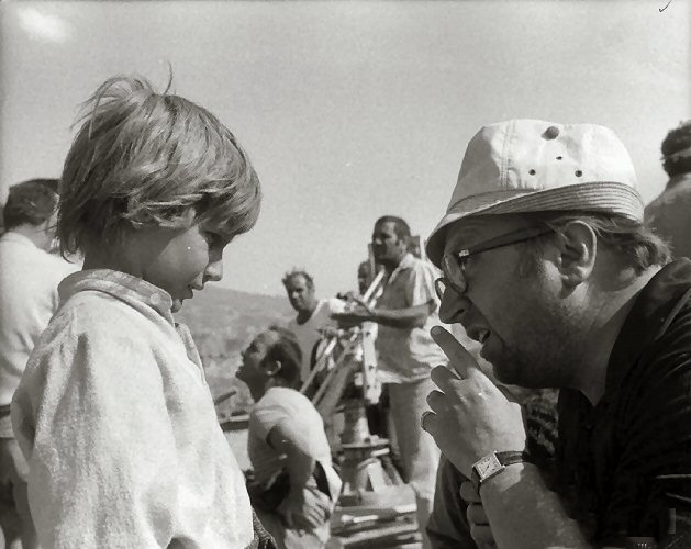 Sergio Leone também trabalhou como diretor de segunda unidade em várias produções cinematográficas. Nessa função, ele dirigia uma equipe secundária responsável por filmar cenas separadas das gravações principais, sempre sob a supervisão do diretor do filme, ajudando a agilizar o trabalho e economizar tempo durante as filmagens. Além disso, Leone também atuou como roteirista em filmes como “O Escudo Romano” e “Os Últimos Dias de Pompéia”.
