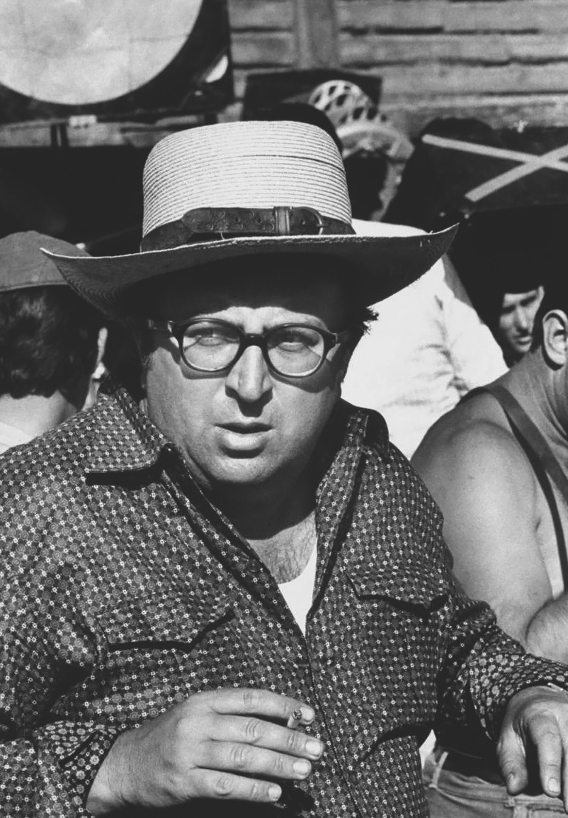 Sergio Leone foi um diretor de cinema italiano conhecido, principalmente, por popularizar o chamado “spaghetti western”, também conhecido como “Faroeste Macarrônico”, subgênero de filmes de faroeste produzidos na Itália, mas ambientados no Velho Oeste americano do século XIX. Nascido em 3 de janeiro de 1929, seu pai foi um pioneiro da indústria cinematográfica, enquanto sua mãe era atriz. Leone se envolveu desde cedo com o cinema. Durante anos, trabalhou como assistente de diretores italianos e  -  (crédito: Domínio Público)
