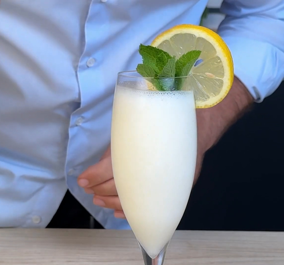 O resultado fica entre um sorvete cremoso e uma raspadinha alcoólica, ideal para dias quentes. A bebida é, tradicionalmente, servida após o jantar para ajudar na digestão, mas também pode ser e é servida em pequenas porções entre os pratos para limpar o paladar.
