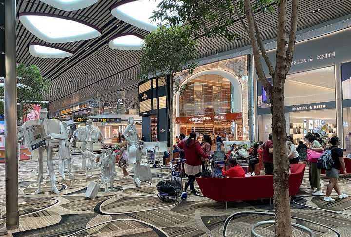 Em vez de áreas de embarque convencionais, o passageiro encontra um ambiente que se assemelha a uma pequena cidade futurista. Entre as atrações, estão cinema gratuito funcionando 24 horas, jardins e espaços interativos, transformando o tempo no aeroporto em parte da própria experiência de viagem.