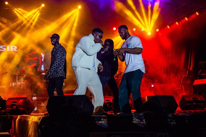 A música ocupa espaço central na cultura nacional, com ritmos populares que misturam influências africanas e modernas. O coupé-décalé, surgido em Abidjan nos anos 2000, ganhou fama internacional e tornou-se símbolo da vida noturna do país. A culinária marfinense valoriza ingredientes locais como mandioca, banana-da-terra, arroz e peixe.
