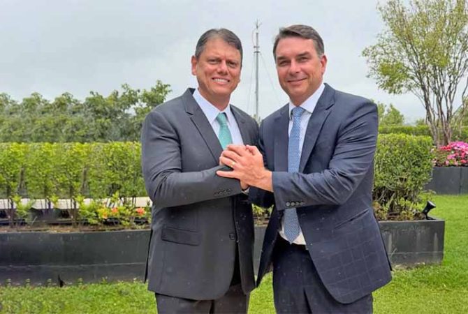 Tarcísio de Freitas diz que áudio não enfraquece candidatura de Flávio Bolsonaro à presidência