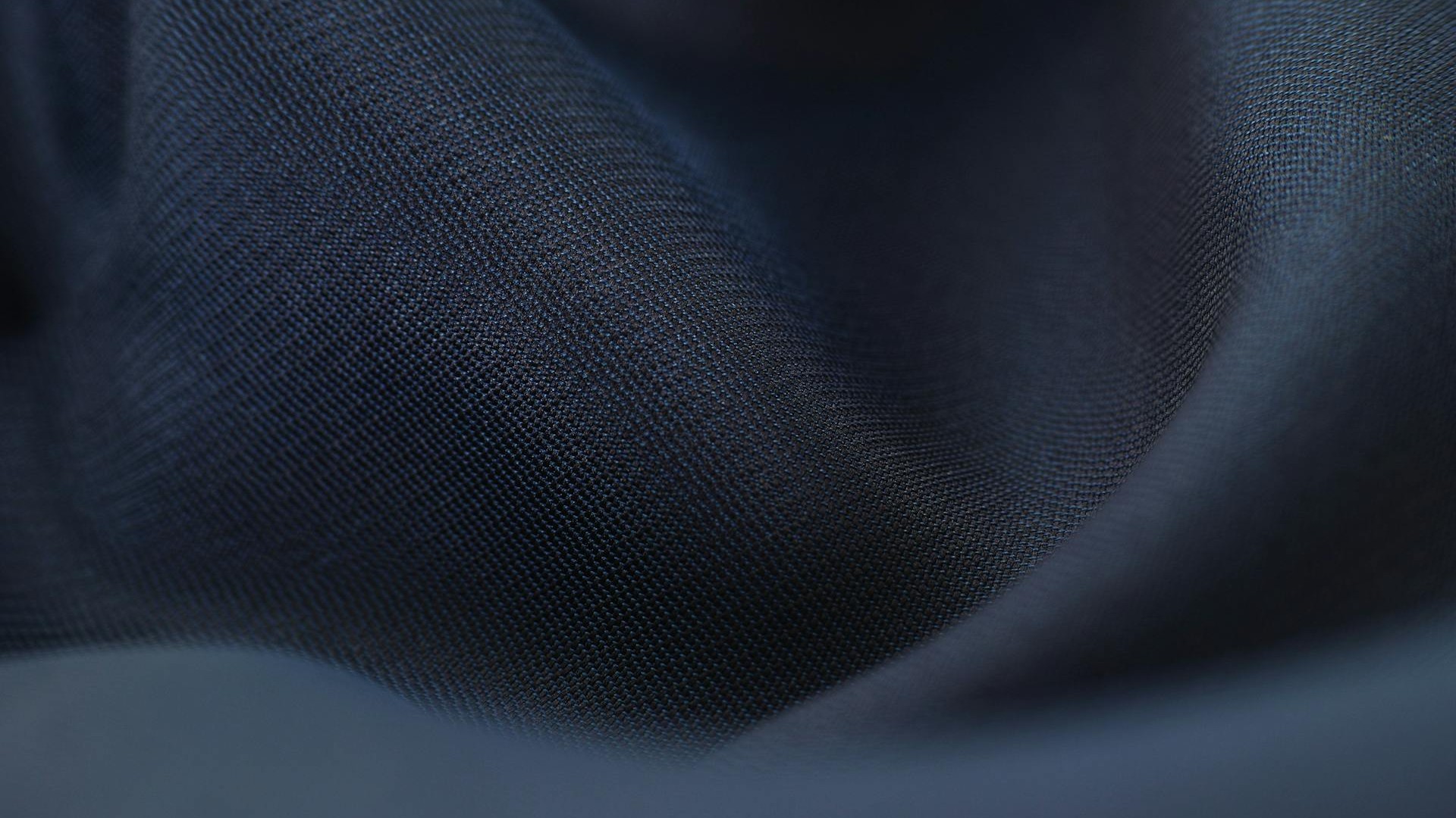 O poliéster é um dos materiais mais utilizados pela indústria têxtil e é usado para confeccionar roupas, uniformes, peças esportivas e artigos para o dia a dia. Produzido a partir de derivados do petróleo, ele pertence ao grupo das fibras sintéticas e se destaca pela resistência e versatilidade. Durante muitos anos, o tecido teve a fama de desconfortável e quente, porém a tecnologia transformou bastante suas características. Assim, poliéster é feito por meio de processos químicos e industriais q -  (crédito: Pexels / Pixabay)