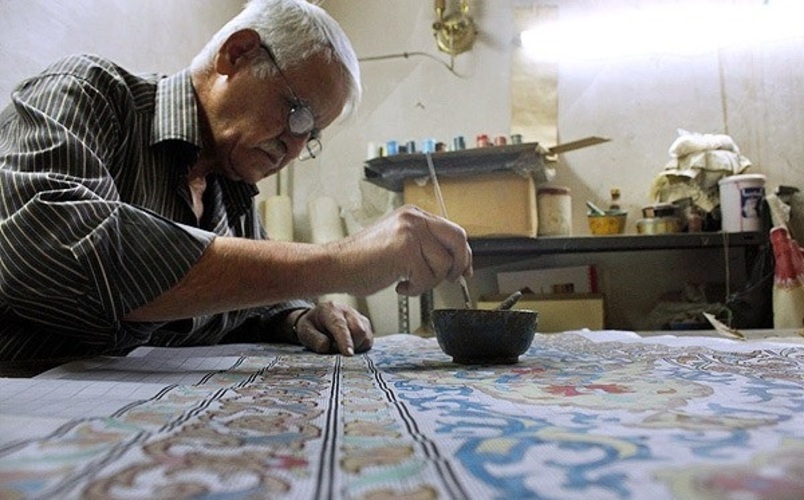 Os tapetes persas foram historicamente utilizados como presentes diplomáticos de grande prestígio. Além de simbolizarem apreço e hospitalidade, transmitiam riqueza cultural e excelência artesanal da Pérsia. Ao serem oferecidos em encontros entre líderes e cortes estrangeiras, tornaram-se instrumentos de aproximação política e cultural, reforçando alianças.