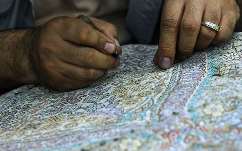 Graças às técnicas tradicionais de tecelagem e ao uso de materiais nobres como lã, seda e algodão, os tapetes persas possuem uma durabilidade excepcional que lhes permite atravessar séculos sem perder beleza ou resistência. Assim, tornam-se verdadeiras heranças familiares, transmitidas por gerações.