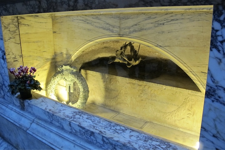 Um dos maiores artistas da história, Rafael, demonstrou tamanha admiração pelo local que pediu para ser enterrado ali após sua morte, em 1520. Seu túmulo permanece no interior do Panteão e se tornou um dos pontos mais visitados do monumento.