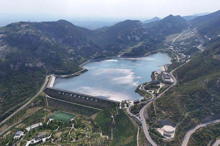 Outros exemplos importantes incluem Austrália, que investe em grandes projetos ligados à transição energética, e Portugal, onde barragens reversíveis ajudam a integrar fontes renováveis à rede elétrica nacional. Em muitos casos, essas estruturas funcionam como enormes “baterias de água”, capazes de armazenar energia por várias horas ou até dias, algo essencial para países que ampliam rapidamente a participação de fontes renováveis intermitentes.