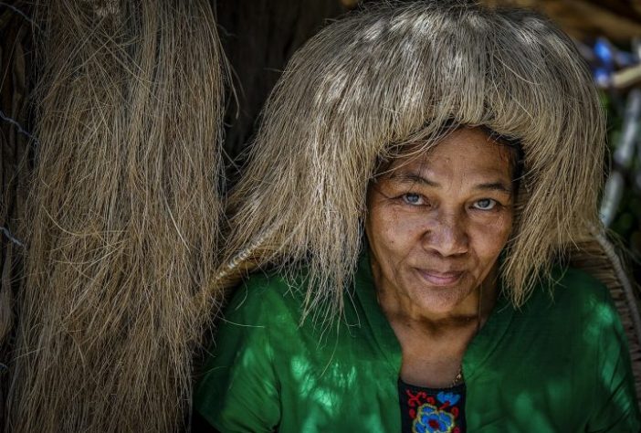 Chapéus feitos de fibra vegetal conhecidos como vakul, utilizados principalmente pelas mulheres ivatanes - Wikimedia Commons/CharMel Creations