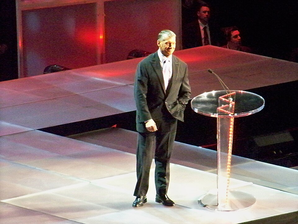 4º lugar: Vince McMahon - US$ 3,6 bilhões (R$ 18,07 bilhões) - Responsável por transformar a luta livre em espetáculo global, McMahon comandou durante décadas a WWE. O empresário revolucionou o entretenimento esportivo nos Estados Unidos.
