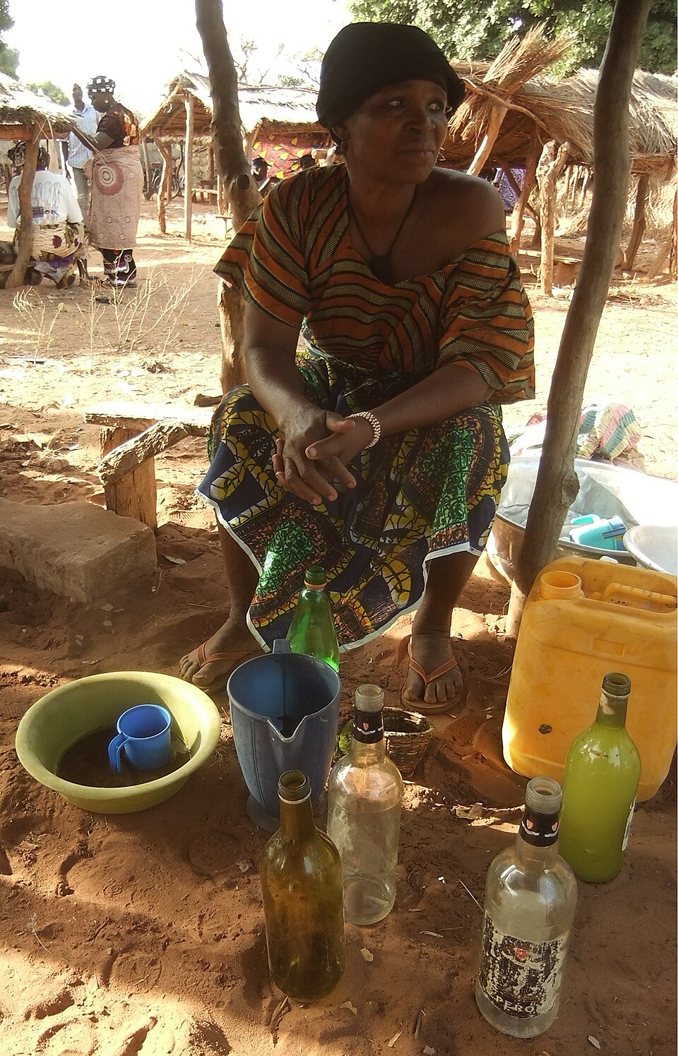 A bebida recebe nomes diferentes dependendo da região e do grupo étnico. Entre os iorubás, no sudoeste da Nigéria, ela é chamada de emu e oguro; entre os igbos, de mmanya. Além do consumo no dia a dia, o vinho de palma é muito importante em casamentos, funerais, reuniões familiares e cerimônias religiosas, sendo visto como símbolo de união e hospitalidade.
