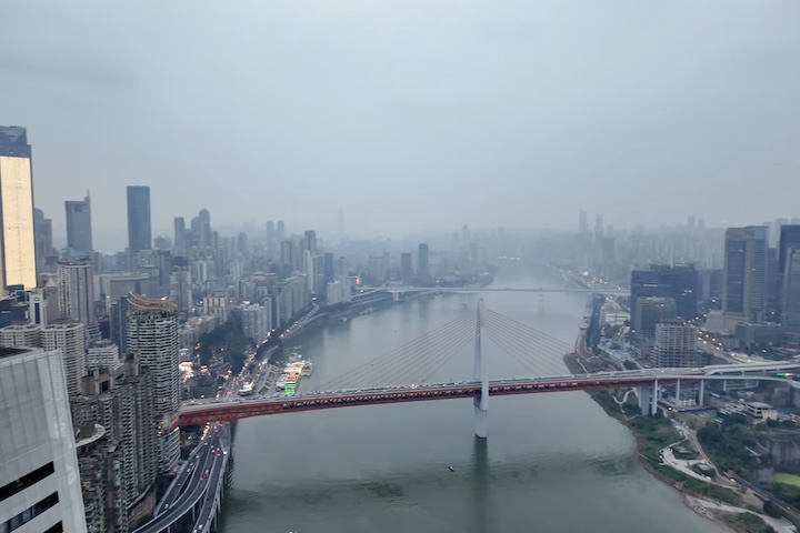 Quatro das torres possuem 250 metros de altura, enquanto duas ultrapassam os 350 metros. Além disso, a localização do empreendimento, na confluência dos rios Yangtzé e Jialing, garante vistas panorâmicas da paisagem montanhosa que cerca Chongqing.
