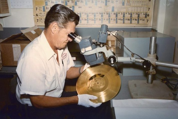 Disco de Ouro foi enviado pelos humanos pela sonda espacial Voyager 1 em 1977 – NASA/JPL