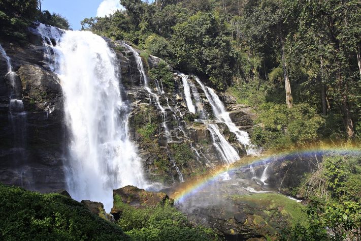 Cachoeira Wachirathan (Parque Nacional Doi Inthanon, Tailândia) - Wikimedia Commons/KOSIN SUKHUM