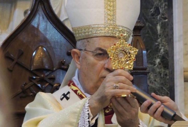 Na tradição da Igreja Católica, as relíquias representam símbolos importantes da fé e da memória dos santos. As de primeiro grau consistem em fragmentos do corpo de pessoas canonizadas, como sangue ou ossos, e são consideradas as mais valiosas espiritualmente. Já as relíquias de segundo grau incluem objetos usados pelos santos, enquanto as de terceiro grau correspondem a itens que tiveram contato com essas relíquias. 