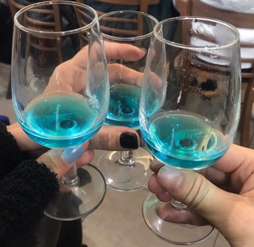 Vinho azul gera polêmica com produtores tradicionais, mas visual chamativo atrai consumidores - Reprodução/Instagram