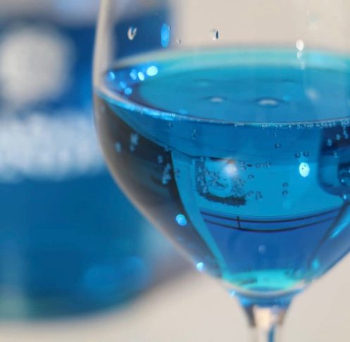 Pela legislação da União Europeia, apenas bebidas obtidas exclusivamente da fermentação de uvas podem receber oficialmente a classificação de vinho. Como o produto leva corantes e outros ingredientes adicionais, ele não se encaixa nessa definição legal. A polêmica aumentou em 2017, quando a Associação Espanhola do Vinho exigiu mudanças na rotulagem da bebida produzida pela Gïk.