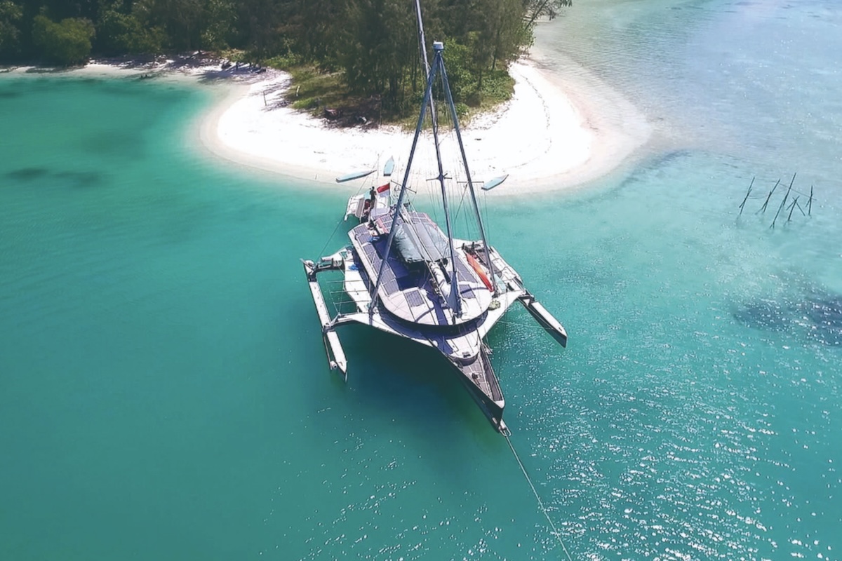 O cenário impressiona pela combinação de florestas densas, formações calcárias cobertas de vegetação e lagoas escondidas entre paredões naturais. Apesar da crescente fama internacional, Raja Ampat ainda preserva características de um território remoto e pouco alterado pela ação humana. O acesso costuma ocorrer por meio da cidade de Sorong, seguida de longas viagens de barco até as áreas mais isoladas do arquipélago.