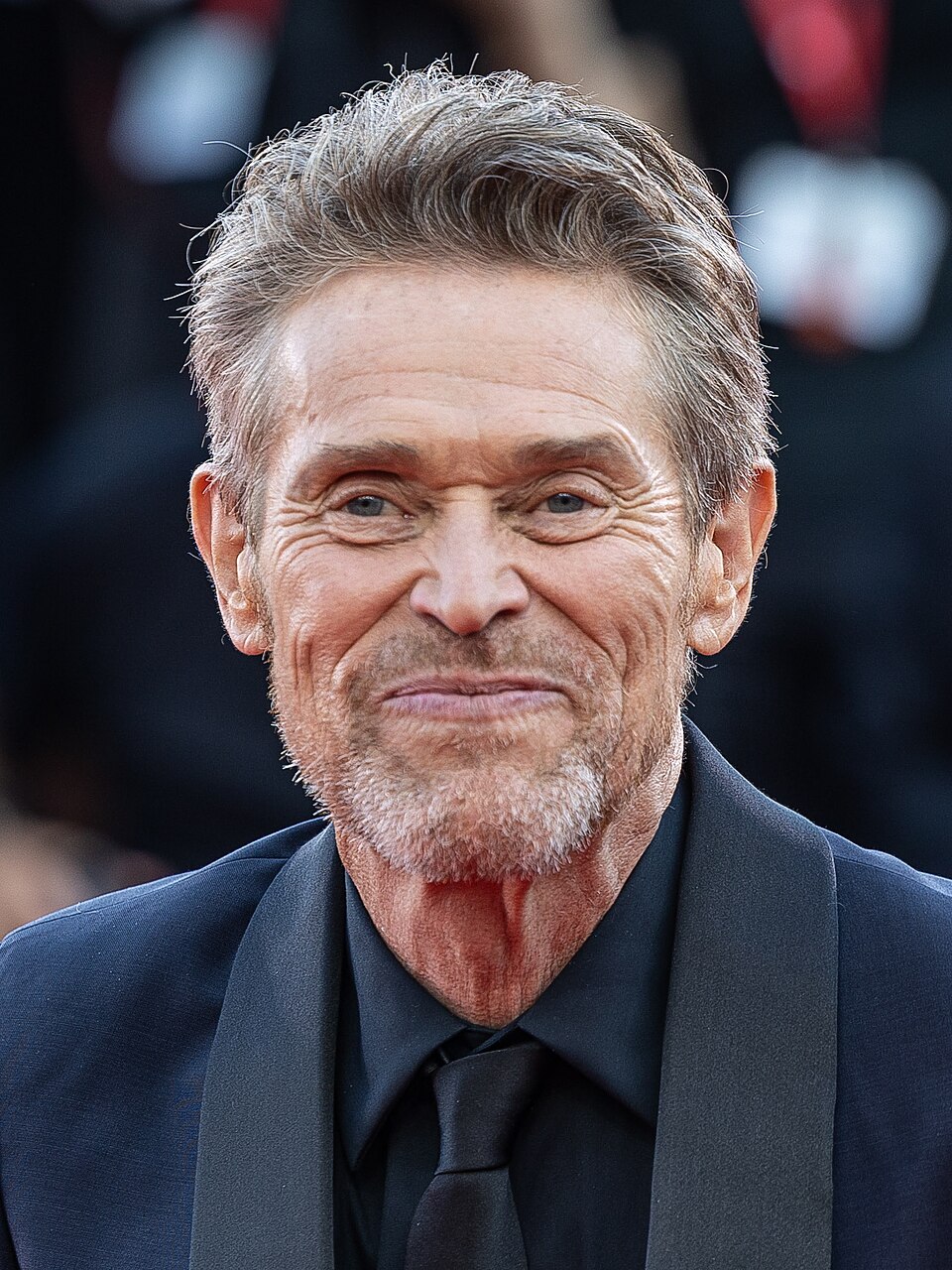 Dafoe estudou teatro na Universidade de Wisconsin, mas abandonou os estudos para se juntar ao Theater X, um grupo de teatro experimental sediado em Wisconsin, com o qual fez turnê por quatro anos, até se mudar para Nova York, em 1977, onde fez parte de outros grupos de teatro.
