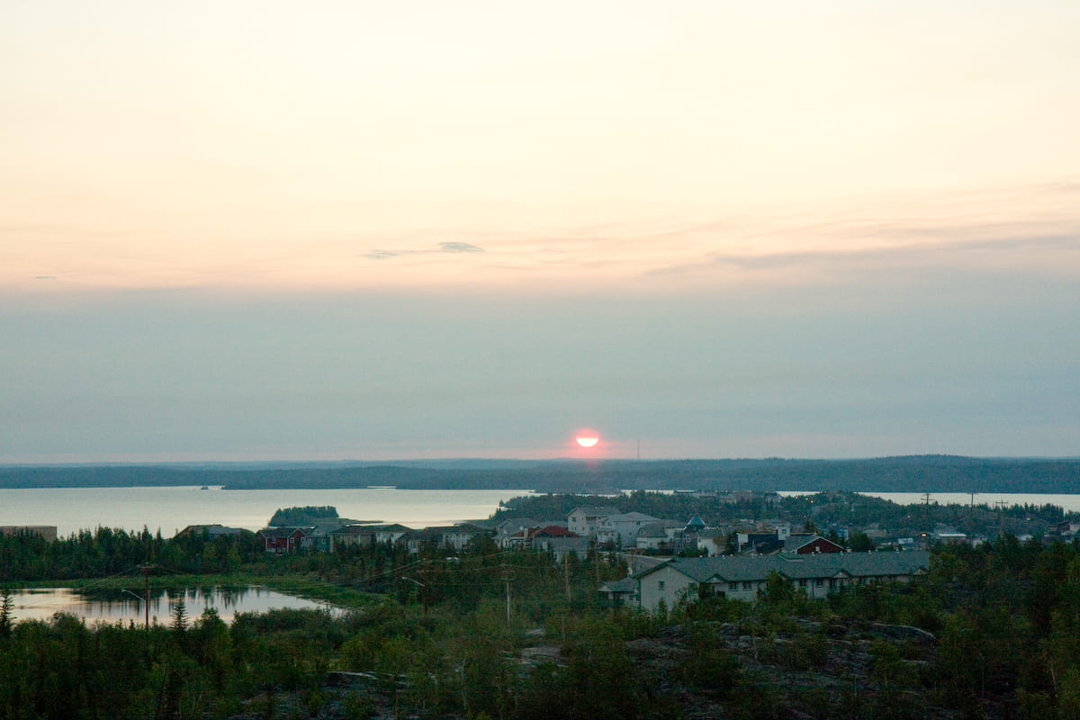 Yellowknife, nos territórios do noroeste do Canadá, aproveita o fenômeno para promover turismo ecológico e cultural. O contraste com os invernos rigorosos torna a experiência ainda mais marcante para visitantes. A cidade, aliás, investe em programas de observação astronômica e em trilhas iluminadas pela luz solar contínua.