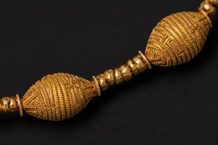Contas de ouro etruscas - Imagem gerada por IA