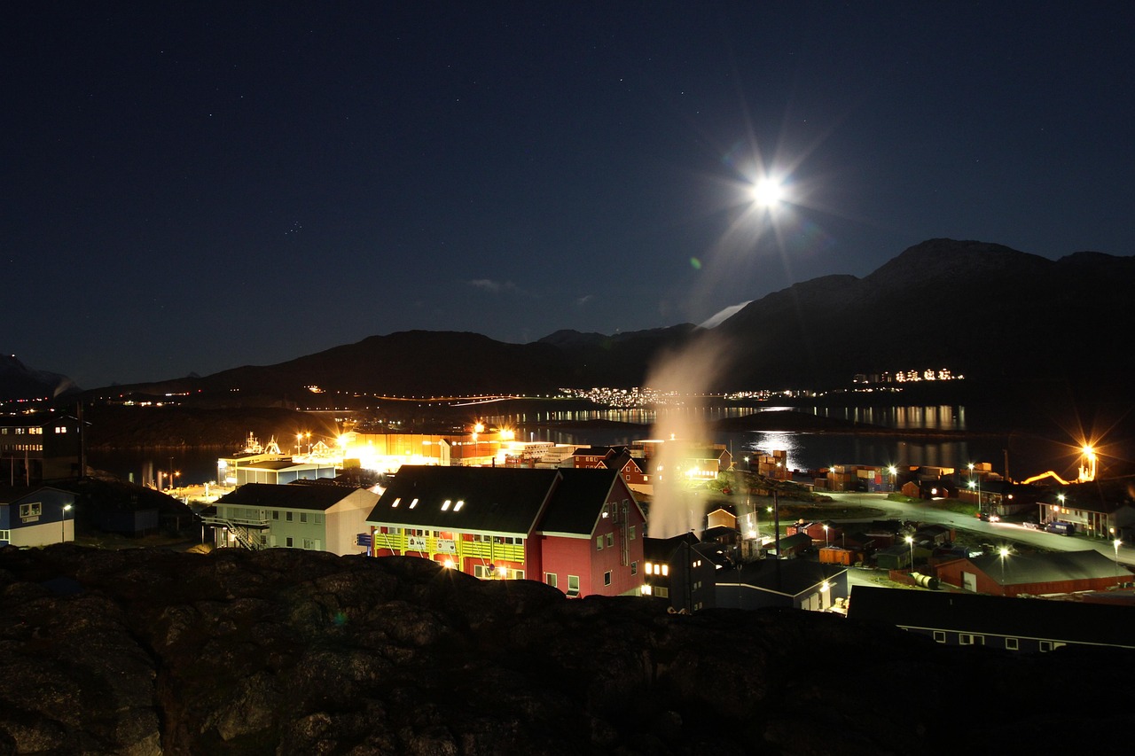 Nuuk, capital da Groenlândia, experimenta o sol da meia-noite e atrai turistas interessados em explorar paisagens geladas sob luz contínua. A experiência reforça a conexão entre cultura local e natureza, com destaque para tradições inuítes. Pesquisadores estudam como o fenômeno influencia a pesca e a vida marinha da região.