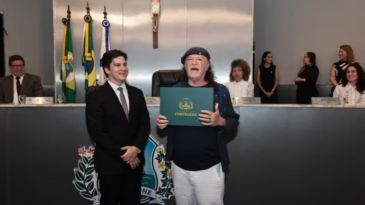 Uma homenagem a Alceu Valença na Câmara Municipal de Fortaleza acabou marcada por uma situação curiosa. Durante a cerimônia em que recebeu o título de cidadão fortalezense, o cerimonial escolheu para a recepção a música “Jacarepaguá Blues”, canção frequentemente associada ao artista, mas que na verdade foi composta por Zé Ramalho. -  (crédito: André Lima - Câmara Municipal de Fortaleza - Divulgação )