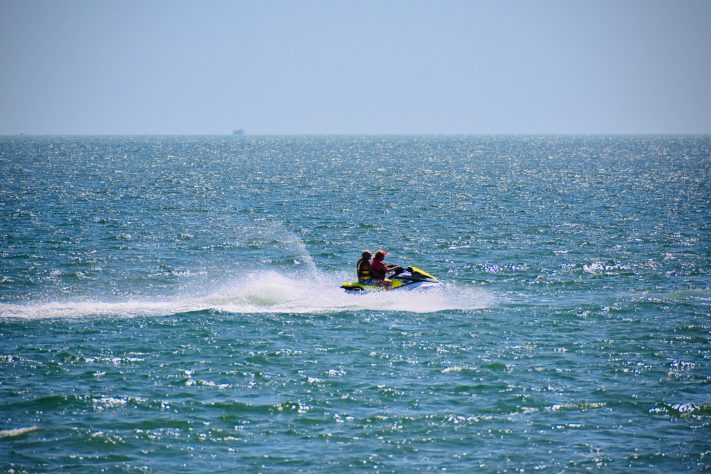 Jet ski, moto aquática | Annie Xia/Unsplash