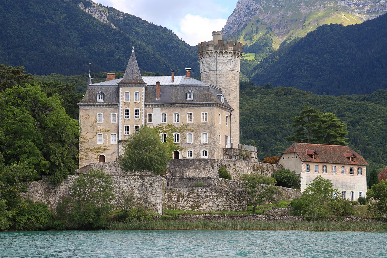 A região do Lago de Annecy tem raízes históricas que remontam à Idade Média, quando fortalezas e vilarejos se desenvolveram em torno de suas margens. O Castelo de Annecy é um dos símbolos mais marcantes, testemunho da importância política e cultural que a cidade exerceu ao longo dos séculos. Hoje, o patrimônio histórico se mistura ao cotidiano moderno, criando uma atmosfera que conecta passado e presente em harmonia, enquanto museus e arquivos preservam documentos que revelam a evolução da vida 