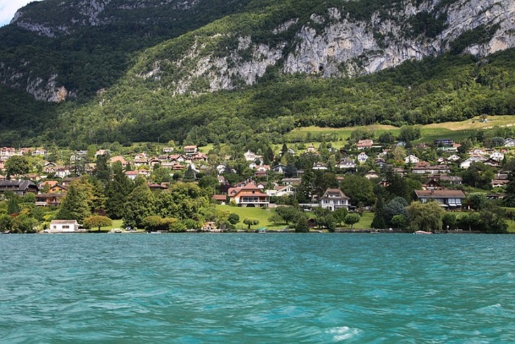 Durante o verão, o Lago de Annecy se transforma em espaço de lazer, com praias públicas e áreas para banho. Trilhas e passeios de bicicleta complementam as opções, oferecendo contato direto com a natureza e experiências ao ar livre para famílias e esportistas. Festivais de música e cinema ao ar livre tornam a estação ainda mais vibrante, ampliando o caráter cultural e celebrativo da região.



