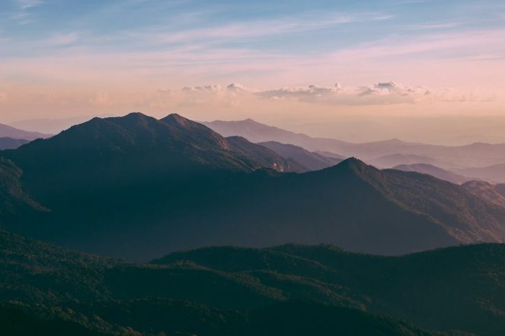 O Parque Nacional Doi Inthanon, situado na província de Chiang Mai, é considerado uma das reservas naturais mais populares e importantes da Tailândia. A área abriga a montanha mais alta do território tailandês, o Doi Inthanon, que alcança cerca de 2.565 metros de altitude e recebe o apelido de “teto da Tailândia”. Essa imponente formação geológica integra a cordilheira do Himalaia, que se estende por várias nações. A região tem clima mais frio do que o restante do país, especialmente entre novem -  (crédito: Ash Edmonds/Unsplash)