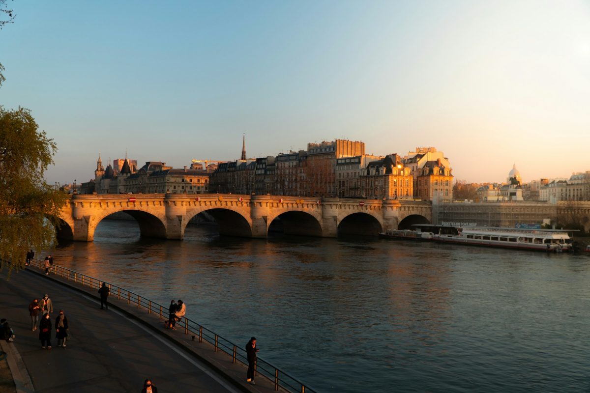 A Pont Neuf também ajudou a transformar Paris em uma cidade mais organizada e moderna, pois facilitou o comércio, a circulação de carruagens e o deslocamento entre diferentes bairros. Durante séculos, o local reuniu vendedores ambulantes, artistas, músicos, charlatães, acrobatas e apresentações públicas, o que tornou a ponte um dos espaços mais movimentados da cidade.