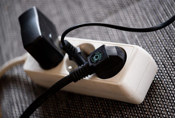 Cafeteira, air fryer e micro-ondas: veja o que realmente vale a pena desligar da tomada dentro de casa