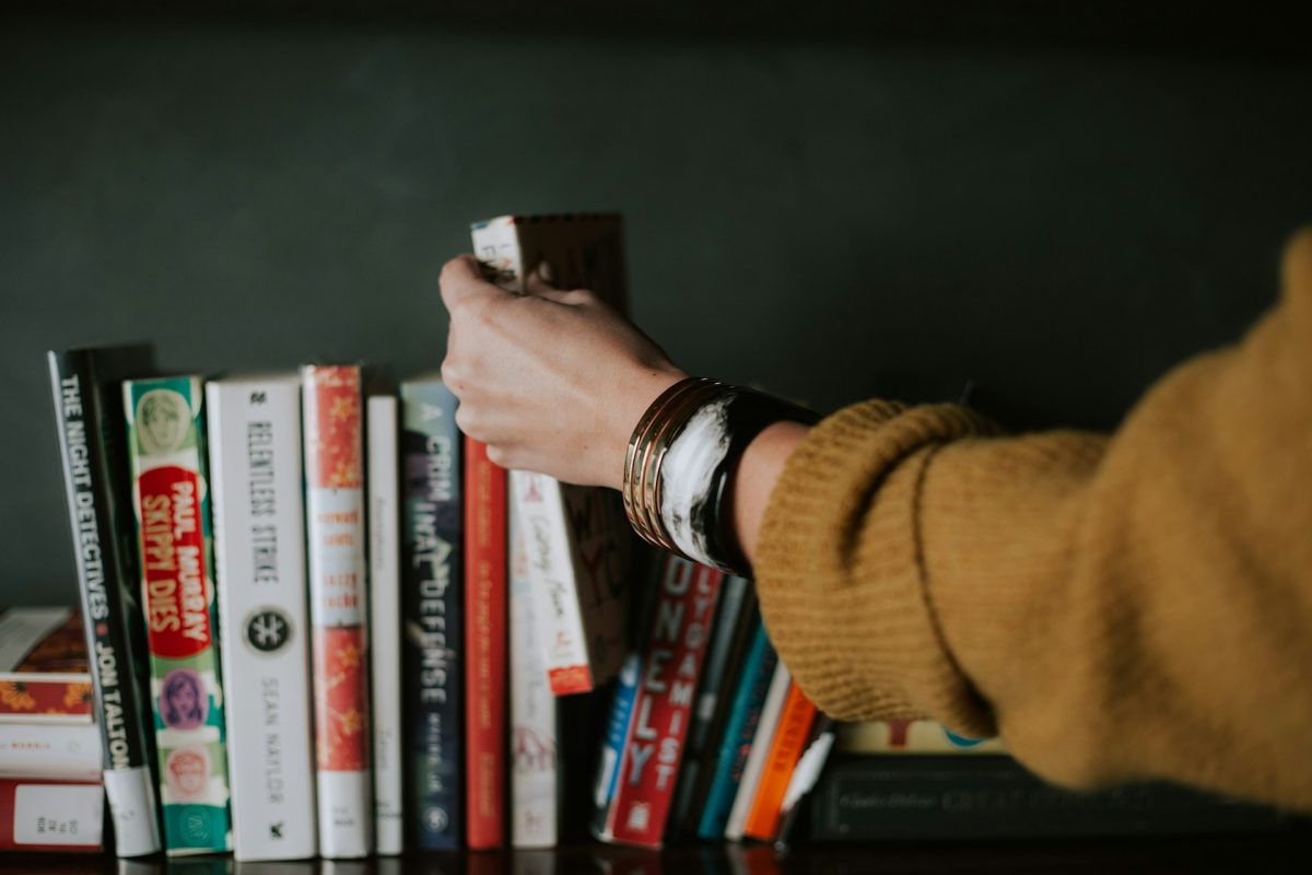 Os especialistas ressaltam ainda que diferentes gêneros literários estimulam habilidades específicas. Romances fortalecem empatia e inteligência emocional, thrillers exercitam memória e raciocínio lógico, enquanto ensaios e biografias incentivam reflexão e senso crítico. 