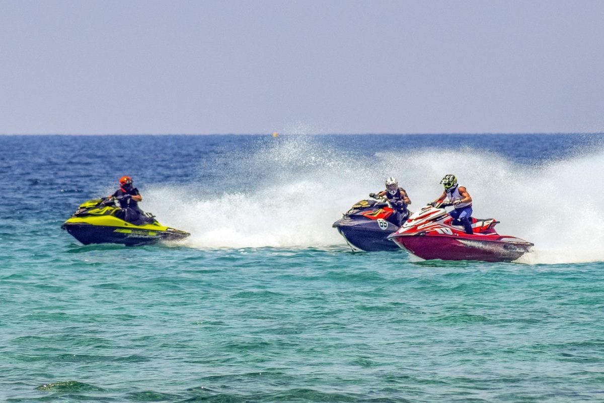 Além da diversão, as motos aquáticas passaram a integrar atividades esportivas profissionais, com competições de velocidade, manobras radicais e corridas de longa distância. O veículo representa hoje uma mistura de esporte, turismo e tecnologia, mas exige preparo, cautela e respeito ao ambiente marítimo para evitar tragédias.