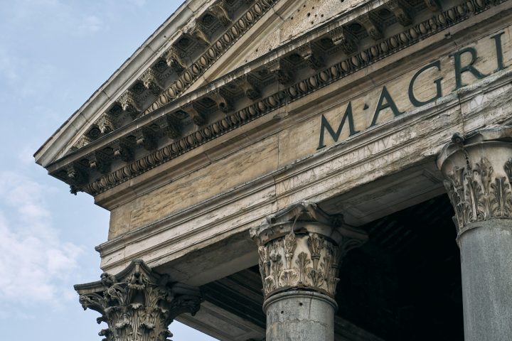 Ao longo dos séculos, o monumento passou por profundas transformações religiosas e políticas. Em 609 d.C., o imperador bizantino Focas entregou o prédio ao papa Bonifácio IV, que o converteu em igreja cristã sob o nome de Santa Maria dos Mártires. Essa mudança teve papel decisivo em sua preservação, já que muitos edifícios romanos foram saqueados ou demolidos durante a Idade Média.