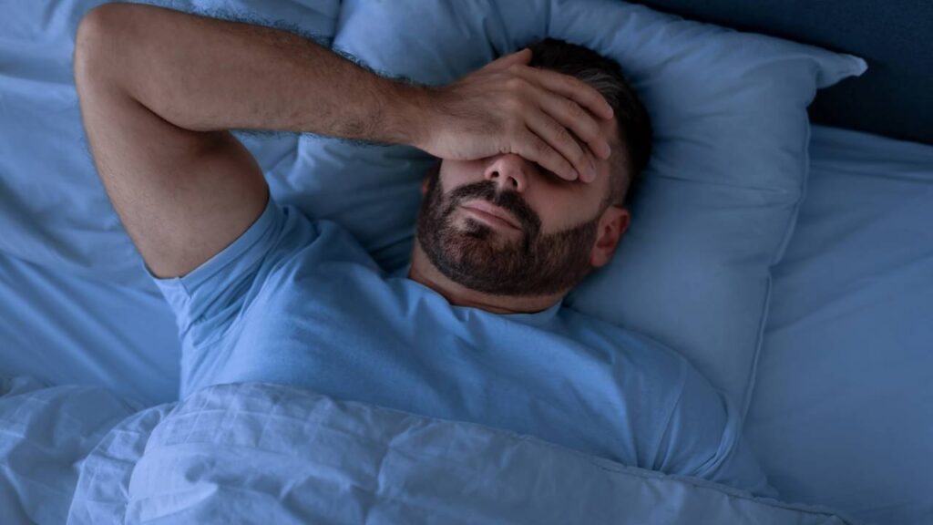 Uma experiência emocionalmente estressante pode repercutir fisicamente. Alterações no sono, tensão muscular, mudanças no apetite e dificuldade de concentração estão entre manifestações que podem acompanhar períodos de ansiedade e estresse — embora não sejam exclusivas do ghosting.